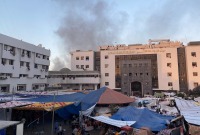 مستشفى الشفاء التي تهدد إسرائيل بقصفه، وفي محيطة مدنيون يحتمون من القصف ـ رويترز