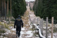 دورية لحرس الحدود الفنلندي على السياج الحدودي مع روسيا – 18 تشرين الأول 2022 (AFP)