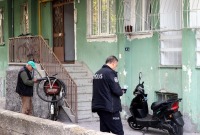 أفراد من الشرطة التركية يقفون أمام سكن بتول محمد في قيصري (DHA)