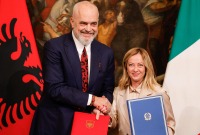 رئيسة وزراء إيطاليا تصافح رئيس وزراء ألبانيا عقب توقيع الاتفاقية في روما