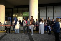 أشخاص ينتظرون دورهم في مركز طلبات التأشيرة في إسطنبول (AP)