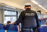 الشرطة الألمانية تتحقق من حركة الهجرة في القطار (DPA)
