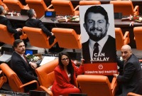 برلمانيون يحملون صورة جان أتالاي تحت قبة البرلمان التركي