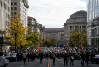 وصفت بـ "التاريخية".. مظاهرات حاشدة في واشنطن تنديدا بالقصف الإسرائيلي على غزة (رويترز)