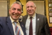 زعيم حزب النصر أوميت أوزداغ مع نائبه بيرام كازانجي