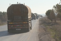 صهاريج تنقل النفط متوجّهة إلى مناطق النظام السوري على طريق القامشلي - الحسكة