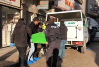 أفراد من الشرطة تنقل جثمان الشاب السوري من المشرحة (وسائل إعلام تركية)