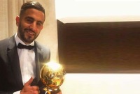 رياض محرز يفوزه بجائزة أفضل لاعب جزائري لعام 2015 .