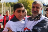 الأب السوري يلتقي بطفله في معبر مكسب الحدودي مع تركيا