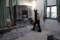 آثار القصف الذي استهدف منزلاً في إدلب (الدفاع المدني)