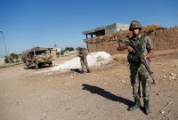 عناصر من الجيش التركي قرب الحدود السورية ـ رويترز