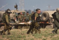جنود إسرائيليون يجلون قتلى وجرحى للجيش الإسرائيلي خلال معارك في قطاع غزة (الإنترنت)