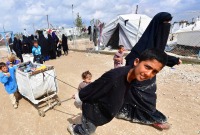 أطفال ونساء في مخيمات شمال شرقي سوريا (AFP)