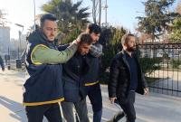 فرق الأمن التركية تنقل المشتبه به "أكّي" إلى مخفر الشرطة (DHA)