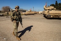 جندي أمريكي يسير بالقرب من مركبة برادلي القتالية خلال دورية في ريف الحسكة شمال شرق سوريا - 2 شباط 2021 (AFP)
