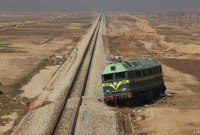 عربة قطار مهجورة على جانب السكة في صحراء الأنبار، بعدما تعرض القطار لهجوم شنه داعش.