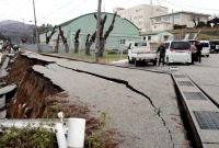 "كأن الأرض تنبض".. مشهد مرعب من شارع في اليابان بعد الزلزال العنيف 