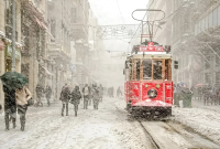 الثلوج تغطي شارع الاستقلال وسط إسطنبول (وسائل إعلام تركية)