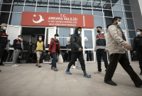 لاجئون سوريون يخرجون من دائرة إدارة الهجرة في العاصمة أنقرة (وسائل إعلام تركية)