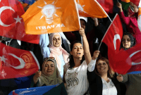 أنصار حزب العدالة والتنمية الحكم في تركيا (رويترز)