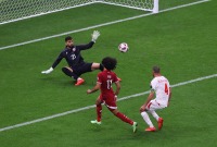 لاعب قطر أكرم عفيف يسجل هدفه الثالث في مرمى لبنان ـ رويترز