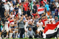 احتفال لاعبي "منتخب سوريا" الممثل للنظام بعد الفوز على الهند - 23 كانون الثاني 2023 (رويترز)
