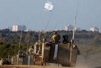 آليات عسكرية إسرائيلية تجري مناورات بالقرب من قطاع غزة – 25 كانون الثاني 2024 (رويترز)