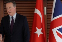 وزير الخارجية البريطاني ديفيد كاميرون في إسطنبول (رويترز)