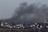 تصاعد أعمدة الدخان فوق قطاع غزة من جراء القصف الإسرائيلي - 10 كانون الثاني 2024 (AFP)