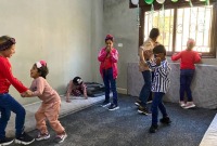أطفال يلعبون في أحد دور الرعاية بمدينة القامشلي شمال شرقي سوريا - 7 نيسان 2021 (سبوتنيك)