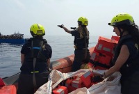 طواقم الإنقاذ في سفينة "هيومانيتي 1" الألمانية - AFP