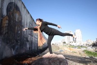فنانة مكسيكية تنقل معاناة الفلسطينيين بأداء فني راقص أمام جدار الفصل العنصري