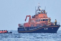 سفينة تحاول إنقاذ مركب للمهاجرين في بحر المانش - المصدر: الإنترنت