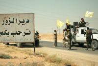 مقاتلون من "قسد" على مدخل مدينة دير الزور شرقي سوريا (روداو)