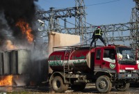 إخماد حريق في محطة كهرباء بمدينة القامشلي من جراء غارات يعتقد أنها تركية - 15 كانون الثاني 2024 (AFP)