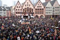 مظاهرة ضد العنصرية والسياسة اليمينية المتطرفة في ساحة "رومر" بمدينة فرانكفورت - 20 كانون الثاني 2024 (AFP)