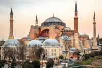 مسجد آيا صوفيا الكبير في إسطنبول (الأناضول)