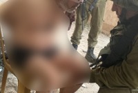 جنود جيش الاحتلال يتجمعون حول الرجل المسن - متداول