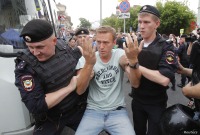 صورة أرشيفية تظهر اعتقال الشرطة الروسية للمعارض أليكسي نافالني - رويترز