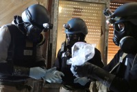 بعثة تقصي الحقائق التابعة لمنظمة حظر الأسلحة الكيميائية خلال عملها بريف دمشق – 29 آب 2013 (رويترز)