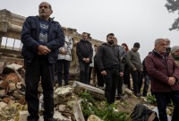 مصلون يحضرون قداساً في الكنيسة الأرثوذكسية اليونانية التي دمرها زلزال في أنطاكيا (رويترز)