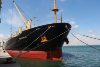 سفينة شحن يونانية ترسو في ميناء عدن بعد تعرضها لهجوم حوثي ـ رويترز