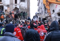فرق الإنقاذ تبحث عن ناجين تحت أنقاض الزلزال في حلب – 6 شباط 2023 (الهلال الأحمر السوري)