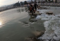 إنقاذ طفلين من الغرق في نهر العاصي بمدينة جسر الشغور في شمال غربي سوريا | صور