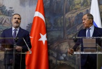 وزير الخارجية الروسي سيرغي لافروف يلتقي بوزير الخارجية التركي هاكان فيدان في موسكو (رويترز)