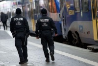 عناصر من الشرطة يجرون دورية في محطة القطار الرئيسية في ميونيخ جنوبي ألمانيا - AFP