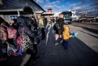 لا جئون من أوكرانيا يصلون إلى السويد ـ رويترز