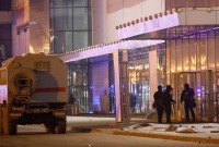 عناصر من الشرطة الروسية أمام صالة الموسيقية التي استهدفها داعش ـ رويترز