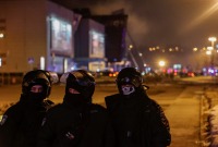عناصر شرطة روسية في مكان الهجوم على قاعة الحفلات ـ رويترز