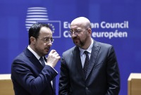 رئيس المجلس الأوروبي تشارلز ميشيل (إلى اليمين) يتحدث مع الرئيس القبرصي نيكوس خريستودوليدس قبل قمة المجلس الأوروبي في مقر الاتحاد الأوروبي في بروكسل في 21 مارس